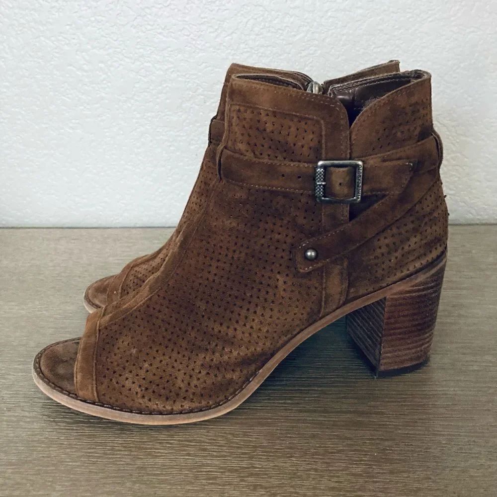 Vinceย Camuto Suede Leather LaserโCutโBrownโHeelsโ9